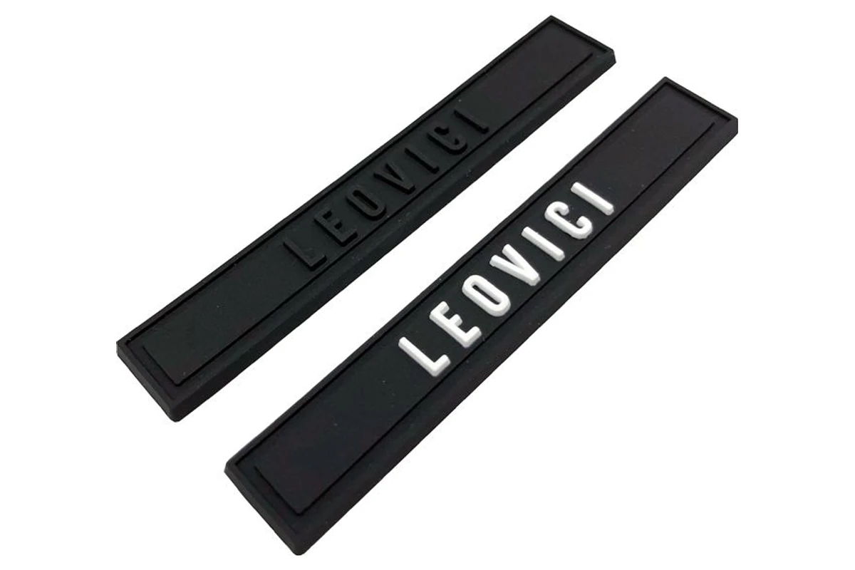 Black rectangular label samples showing contrasting face details.